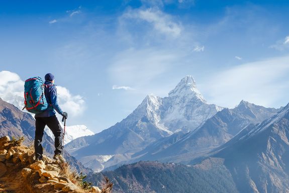 [Translate to English:] Gipfelstürmer auf einer Bergspitze