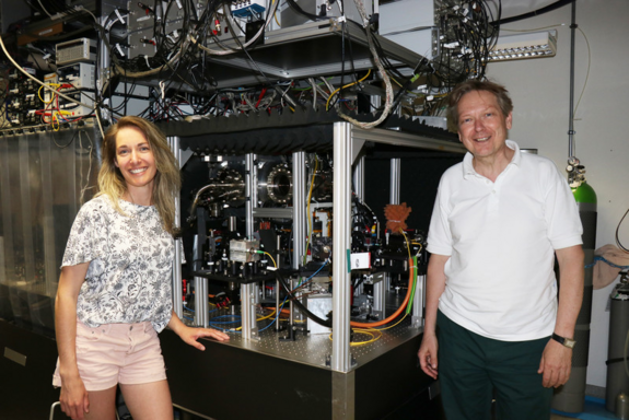 Porträtfoto von zwei Personen im Labor