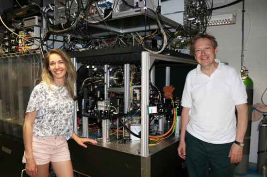 Porträtfoto von zwei Personen im Labor