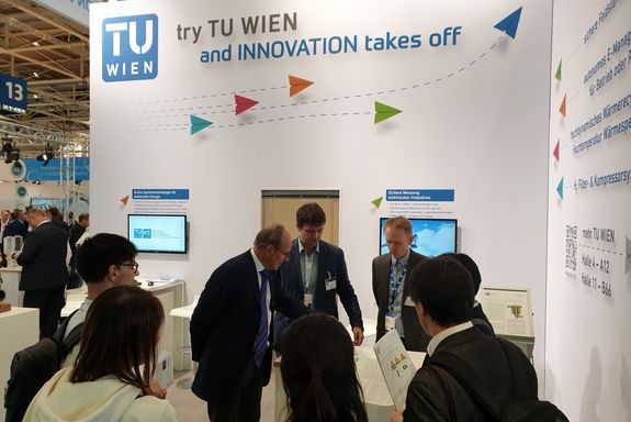 (from left to right) Prof. Dr. Keplinger, Andreas Kainz, Wilfried Hortschitz explaining their development