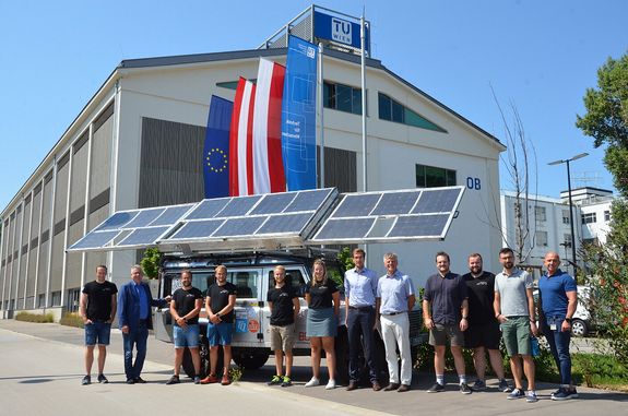 Dekan, SolarCar Team, IFA Repräsentanten und Dr. techn. Thomas Hametner vo dem SolarCar