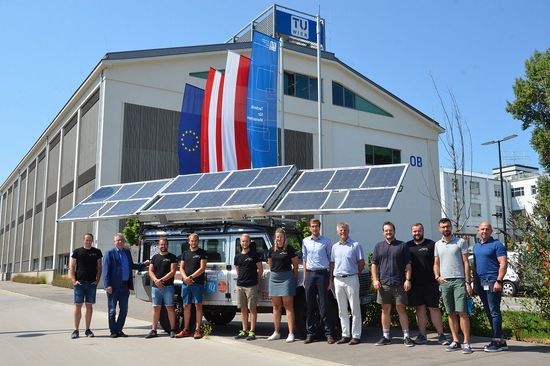 Dekan, SolarCar Team, IFA Repräsentanten und Dr. techn. Thomas Hametner vo dem SolarCar