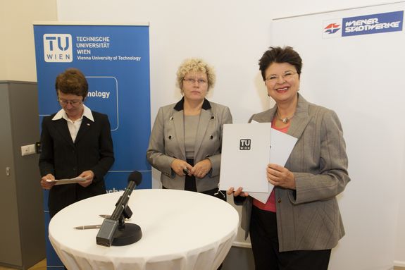 v.l.n.r.: Generaldirektorin Wiener Stadtwerke Gabriele Payr, TU-Rektorin Sabine Seidler, Vizebürgermeisterin Renate Brauner