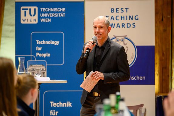 Moderator Wolfgang Gehrlich am Mikorfon