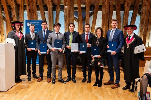 Vizerektorin Jasmin Gründling-Riener, Richard Buchinger, Markus Feyertag, Alexander Firbas, Johannes Schabbauer, Florian Peter Kanitschar, Lara Maltrovsky, Stefan Hager und Rektor Jens Schneider (von links)