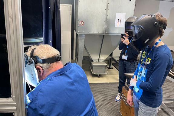 Workshop "Schmieden, Drehen und Schweißen", Personen mit Schutzbrille am Schweißgerät