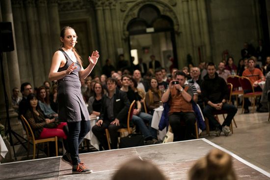 TU-Chemikerin Sandra Kogler bei ihrem erfolgreichen Science Slam-Auftritt im Wiener Rathaus