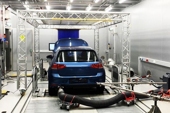 Blauer Pkw auf dem Rollenprüfstand