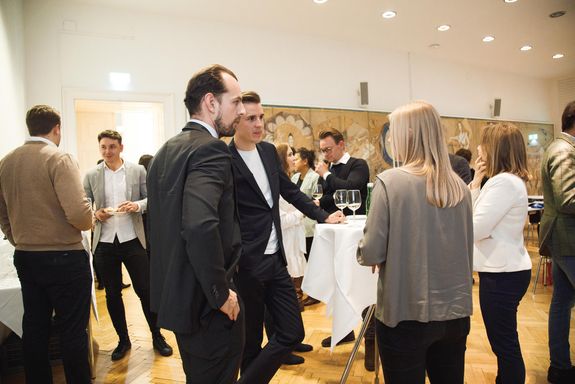 [Translate to English:] Sich in kleineren Gruppen unterhaltende Studierende