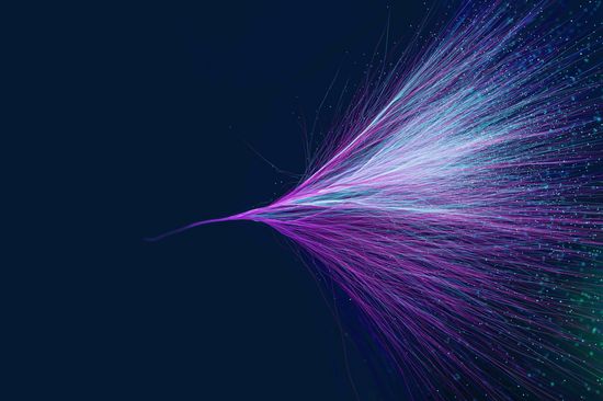 Ausgehend von vielen Lichtpunkten, bündeln sich weiße und lila Lichtfäden zu einem Strang