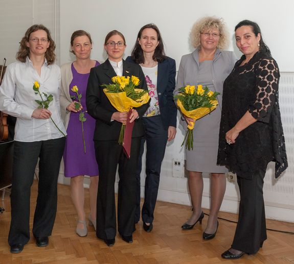 v.l.n.r.: Clara Schuecker, Gudrun Weinwurm, Melanie Todt, Isabella Skrna-Jakl, Rektorin Sabine Seidler, Gabriella Samara Paphitis (Foto: Matthias Heisler) v.l.n.r.: Clara Schuecker, Gudrun Weinwurm, Melanie Todt, Isabella Skrna-Jakl, Rektorin Sabine Seidler, Gabriella Samara Paphitis (Foto: Matthias Heisler)