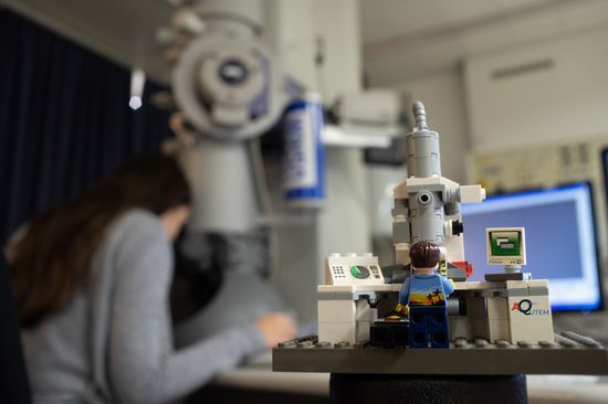 Lego-Modell eines Elektronenmikroskops