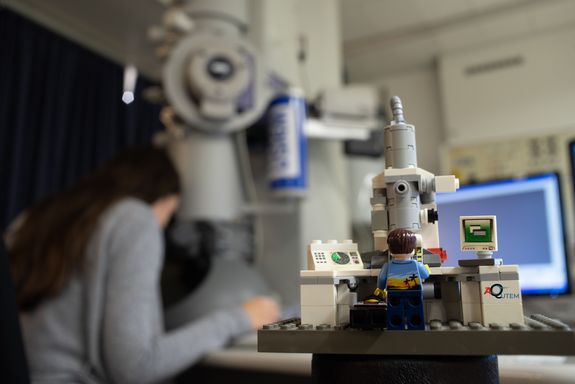 Lego-Modell eines Elektronenmikroskops