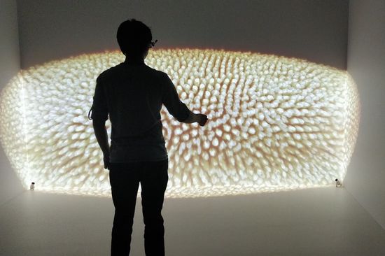 Mensch mit VR-Brille von hinten