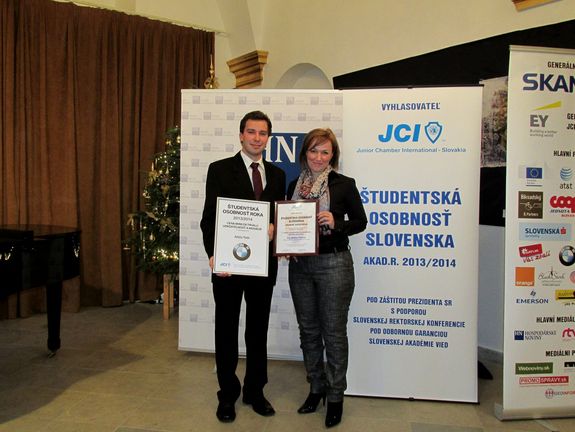 Attila Tóth mit Klaudia Halászová, Dekanin der Fakultät für Gartenbau und Landschaftsingenieurwesen der Slowakischen landwirtschaftlichen Universität in Nitra, nach der Preisverleihung im Pálffy-Palais, Bratislava. Attila Tóth mit Klaudia Halászová, Dekanin der Fakultät für Gartenbau und Landschaftsingenieurwesen der Slowakischen landwirtschaftlichen Universität in Nitra, nach der Preisverleihung im Pálffy-Palais, Bratislava.