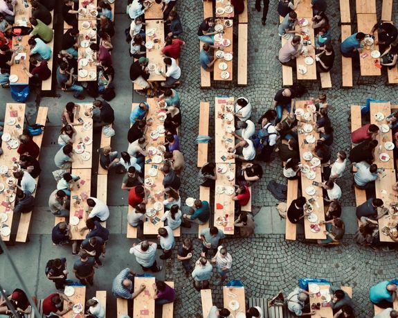 Die Aufnahme von oben zeigt viele besetzte Heurigentische und Bänke