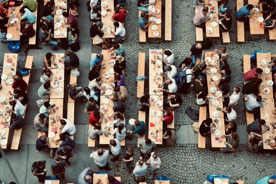 Die Aufnahme von oben zeigt viele besetzte Heurigentische und Bänke