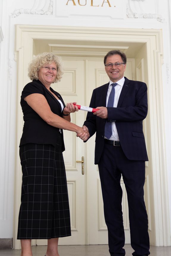 Sabine Seidler übergibt einen Staffel an Wilfried Eichlseder 