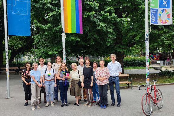 Gruppenfoto Senat beim Hissen der Regenbogenflagge
