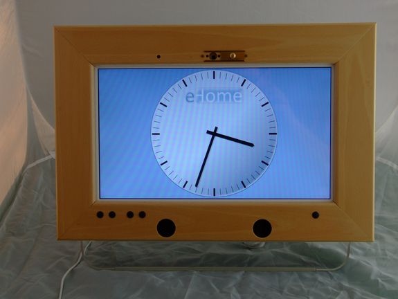 Ist das Gerät gerade nicht im Einsatz, kann es beispielsweise eine Uhr einblenden. Ist das Gerät gerade nicht im Einsatz, kann es beispielsweise eine Uhr einblenden.