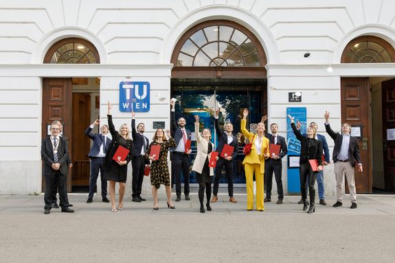 [Translate to English:] Alumni nach der Feier