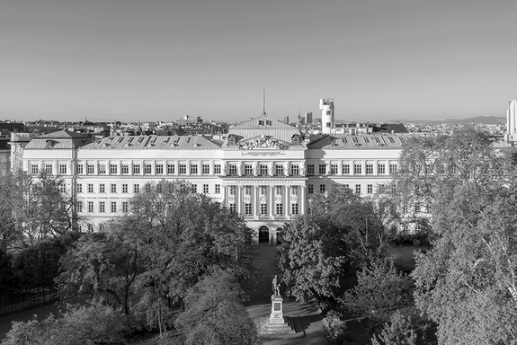 Hauptgebäude der TUW mit davorliegendem Resselpark mit Drohne fotografiert