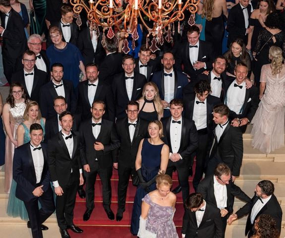 Gruppenfoto auf der Feststiege mit Alumni und Studierenden der Immo-Lehrgänge