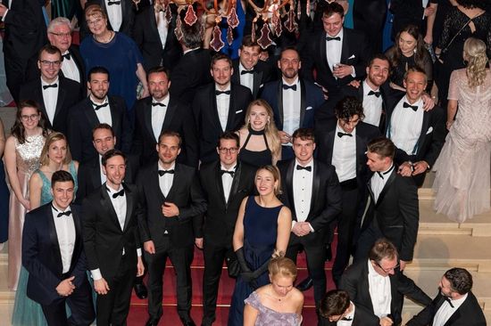 [Translate to English:] Gruppenfoto auf der Feststiege mit Alumni und Studierenden der Immo-Lehrgänge