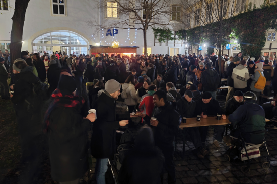 Menschenmenge im Innenhof Resselgasse, weihnachtliche Stimmung, im Hintergrund der TUW-Punschstand.