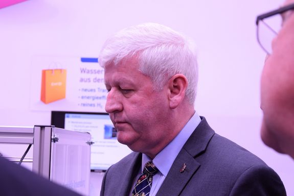 Kevin T. Kerrigan (Senior Vice President Michigan Automotive Office) besucht den TU Wien Stand