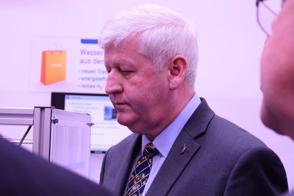 Kevin T. Kerrigan (Senior Vice President Michigan Automotive Office) besucht den TU Wien Stand