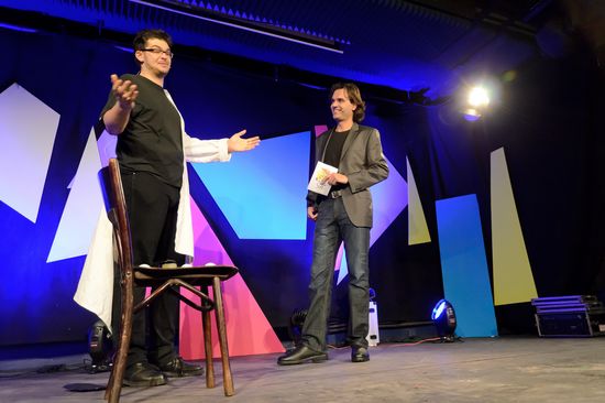 Der theoretische TU-Physiker Florian Libisch erklärt mit viel Humor die „Relativitätstheorie im Bleistiftstrich“. (Copyright: Johannes Braumann)