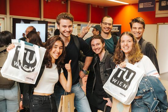 6 Personen stehend mit edubags