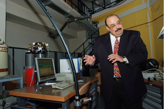 Prof. Saleh Ismail beim Auswertungscomputer Prof. Saleh Ismail beim Auswertungscomputer