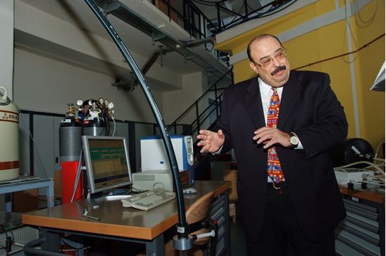 Prof. Saleh Ismail beim Auswertungscomputer