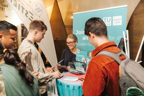 Messestand, Menschen im Gespräch