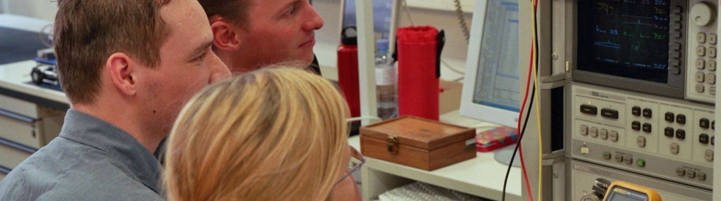 Studierende und Geräte in Elektrotechniklabor