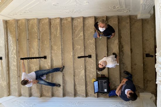 Studierende der TU Wien mit Corona-Schutzmasken auf der Treppe des Schlosses.