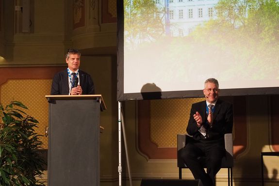 Rektor Schneider am Podium