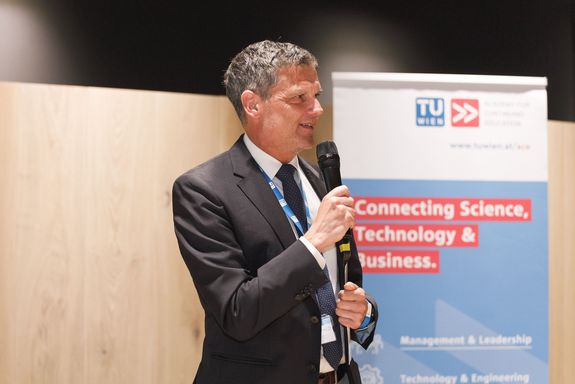 Rektor Schneider mit Mikro