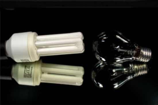 Energiesparlampe vs. Glühlampe © wrw/www.pixelio.de