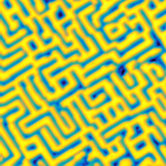 [Translate to English:] Die Labyrinth-Struktur auf der Oberfläche des Kristalls