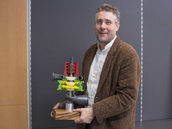 Prof. Christian Bauer mit einem Modell der Pumpe Prof. Christian Bauer mit einem Modell der Pumpe