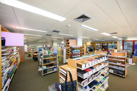INTU-Shop, sichtbar sind Regale mit Papier und Stiften.