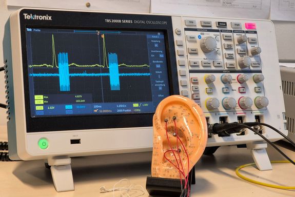 Oszilloskop und das Modell eines Ohrs