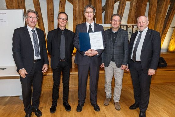 Gruppenfoto mit den beiden Preisträgerinnen