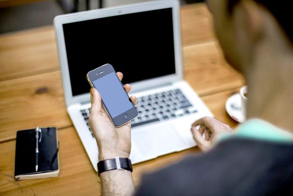 Mitarbeiter vor dem Laptop