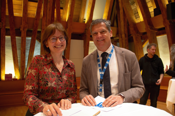 Vizerektorin Ute Koch und Rektor Jens Schneider im Kuppelsaal an einem Stehtisch.