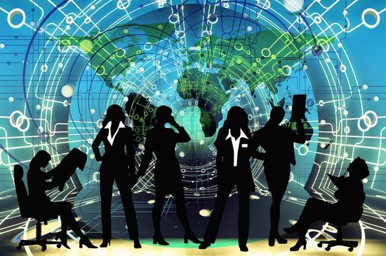 Silhouetten Frauen vor Digitalhintergrund