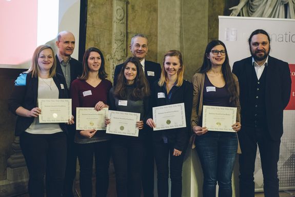 Gruppenfoto der Geehrten mit Urkunden